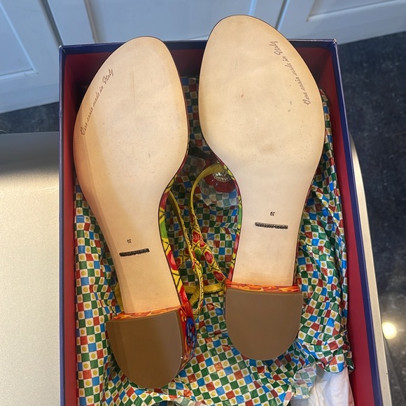 NIB DOLCE & GABBANA PATENT LEATHER T STRAP CRYSTAL EMBELLISHED SANDAL. 39/8.5 - Picture 9 of 10